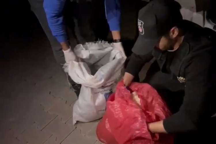 Adana'da kamyonetten 7,4 kilo esrar &ccedil;ıktı