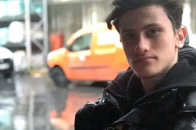 Motosikletiyle d&uuml;şerek metrelerce s&uuml;r&uuml;klenen 23 yaşındaki motokurye &ouml;ld&uuml;