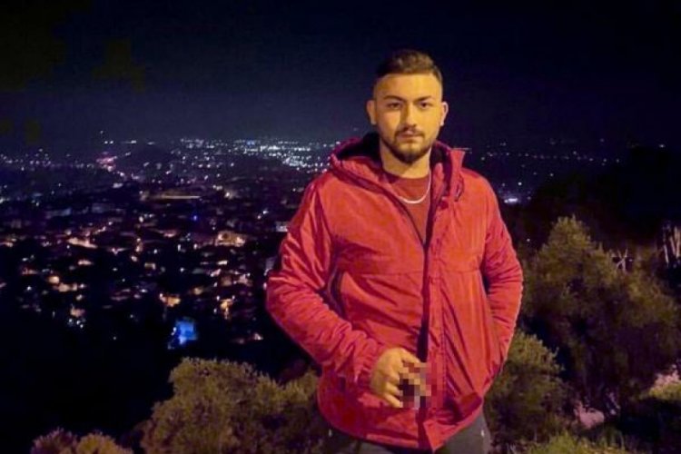 İzmir'de otomobil, k&ouml;pr&uuml; korkuluklarına &ccedil;arptı! 2 &ouml;l&uuml;, 3 yaralı