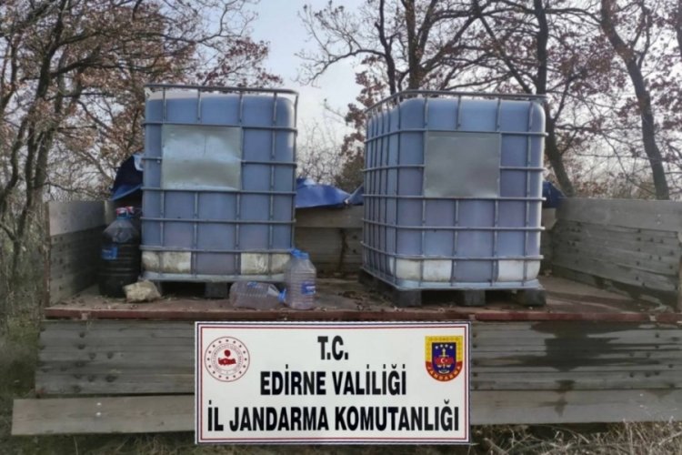 Edirne'de ka&ccedil;ak şarap operasyonu! Binlerce litre şarap ormanlık alanda bulundu