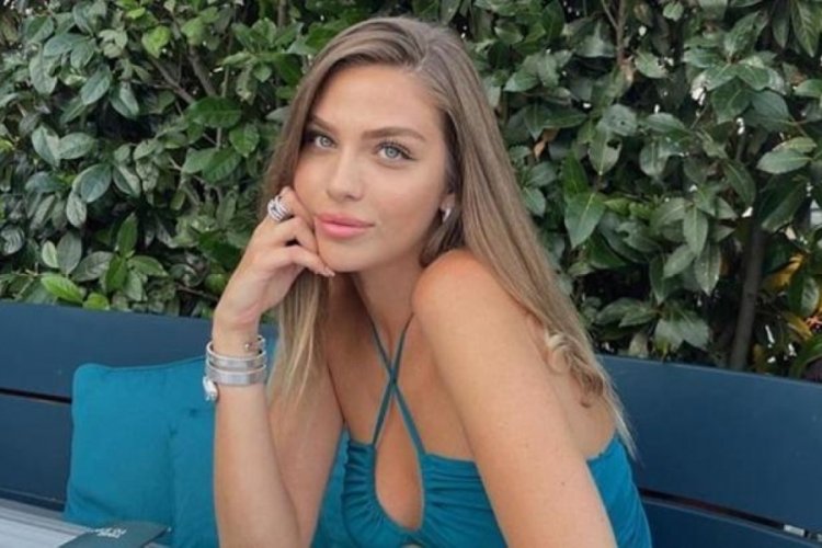 Yasemin Şefkatli ayna pozuyla sosyal medyanın ilgisini &ccedil;ekti