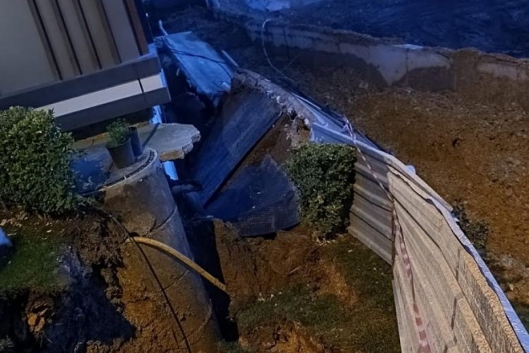 İstanbul'da 5 katlı binanın bah&ccedil;esinde toprak kaydı, istinat duvarı &ccedil;&ouml;kt&uuml;