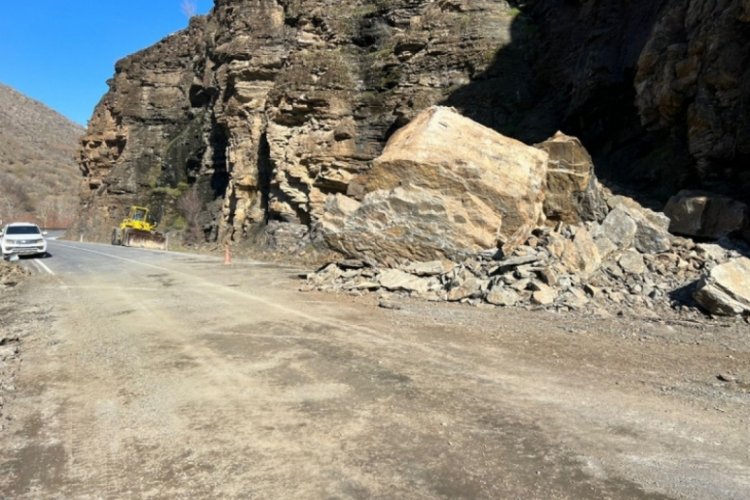 Hakkari-&Ccedil;ukurca kara yolunda heyelan