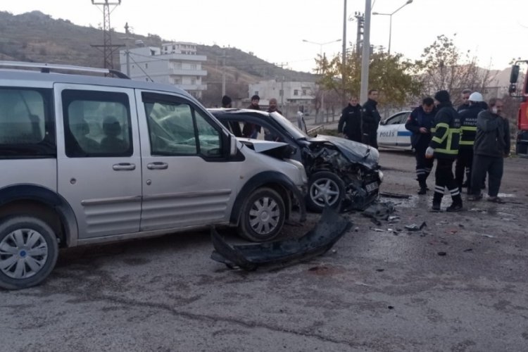 Mardin'de otomobil ile hafif ticari ara&ccedil; &ccedil;arpıştı! 4 yaralı