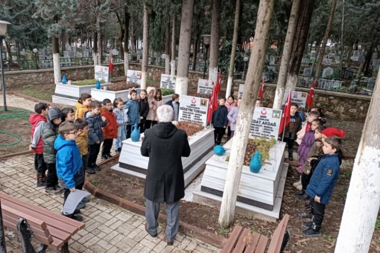 Bursa'da şehitliği ziyaret eden minik &ouml;ğrencilerden duygulandıran not!
