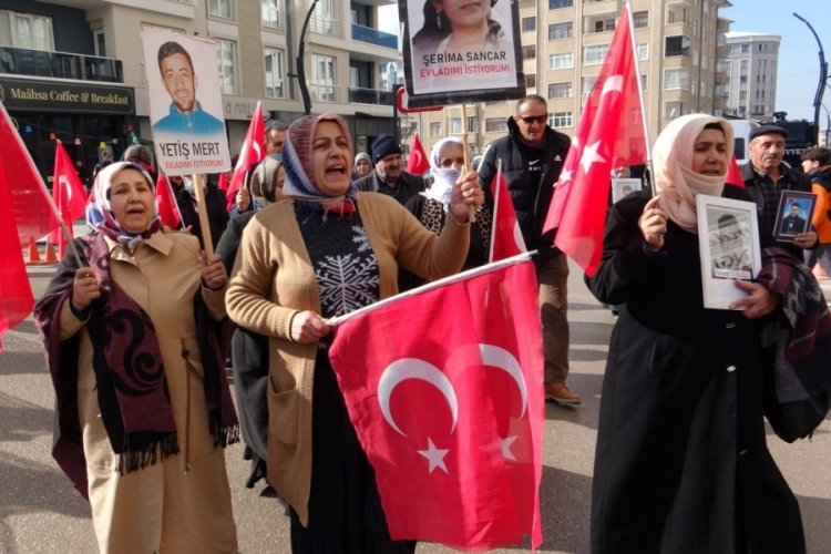 Van'da evlat n&ouml;beti! "Evlatlarımızı HDP'den, PKK'dan istiyoruz"