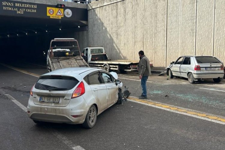 Sivas'ta iki otomobil &ccedil;arpıştı! 1'i ağır, 3 yaralı