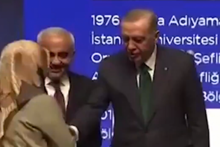 AK Parti Aday Tanıtım etkinliğinde dikkat &ccedil;eken g&ouml;r&uuml;nt&uuml;