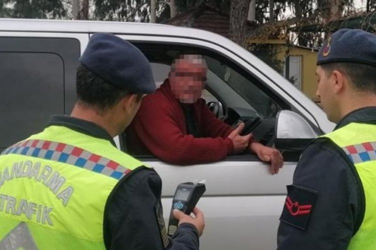 Alkolmetre i&ccedil;in yarım saat dil d&ouml;kt&uuml;ler, &uuml;fleyince cezayı yedi