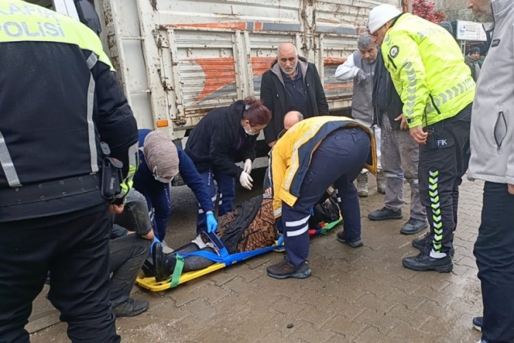 Bursa'da geri manevra yapan kamyonetin &ccedil;arptığı kadın&nbsp;yaralandı!