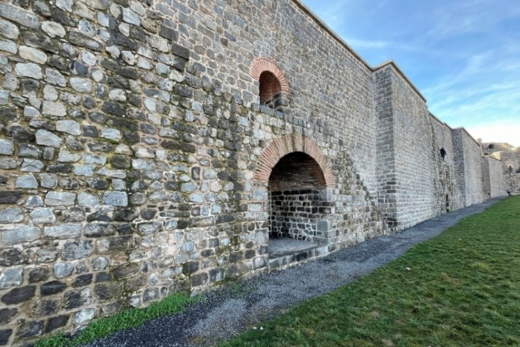 Diyarbakır'da surlardan d&uuml;şen &ccedil;ocuk ağır yaralandı