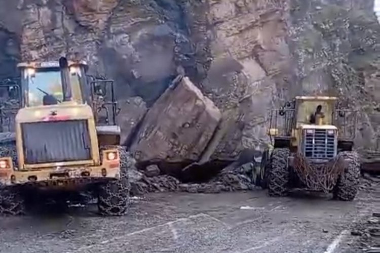 Van'da kapanan yol ulaşıma a&ccedil;ıldı