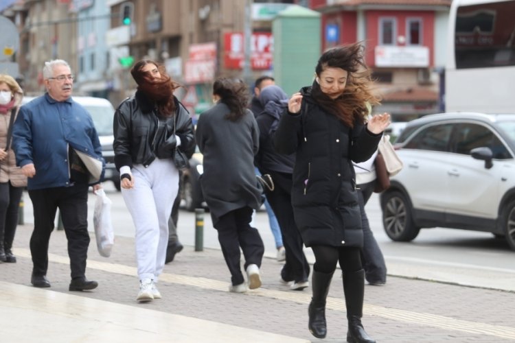 Bursa'da etkili olan lodos zor anlar yaşattı