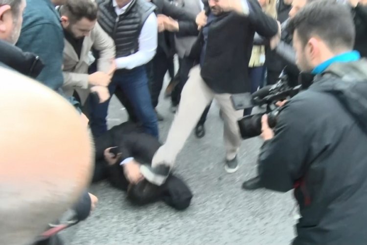 İstanbul'da Belediye &ouml;n&uuml;nde g&ouml;zaltıları &ccedil;eken gazetecilere saldırı! Başkan Akg&uuml;n a&ccedil;ıklama yaptı
