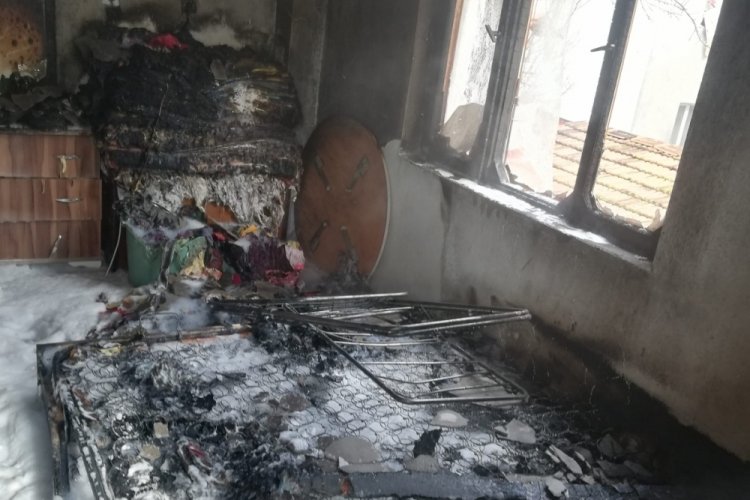 Burdur'da sobadan &ccedil;ıkan yangında ev kullanılamaz hale geldi