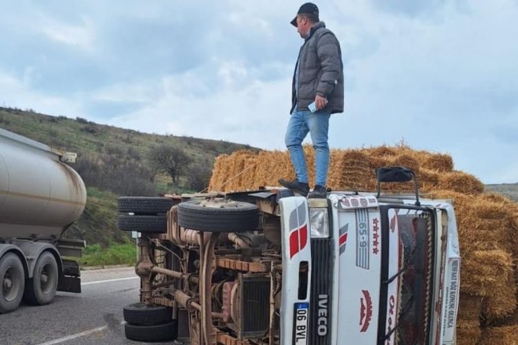 Balıkesir'de saman y&uuml;kl&uuml; kamyon b&ouml;yle devrildi