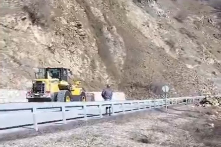 Hizan-Pervari yolunda heyelan