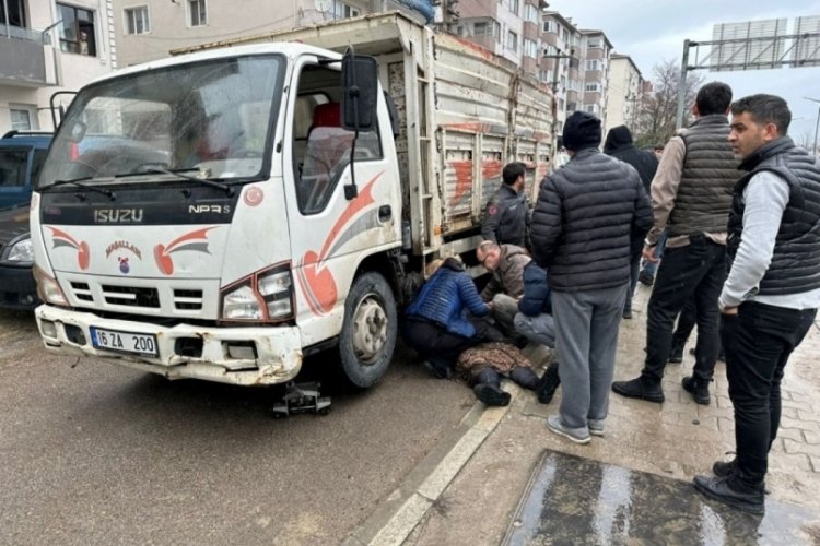 Bursa'da kamyonetin kadına &ccedil;arptığı kaza anı g&uuml;venlik kamerasında!