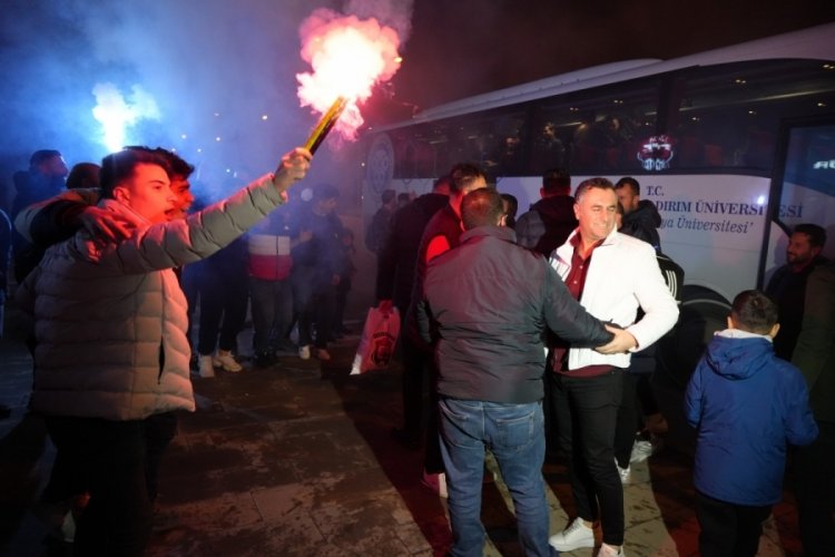 Meşaleli taraftarlar 24Erzincanspor'u coşkuyla karşıladı
