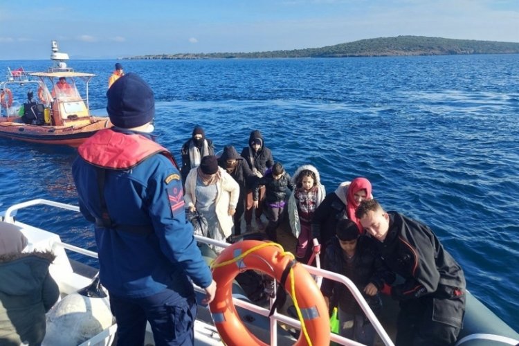 Ayvalık a&ccedil;ıklarında 79 d&uuml;zensiz g&ouml;&ccedil;men kurtarıldı