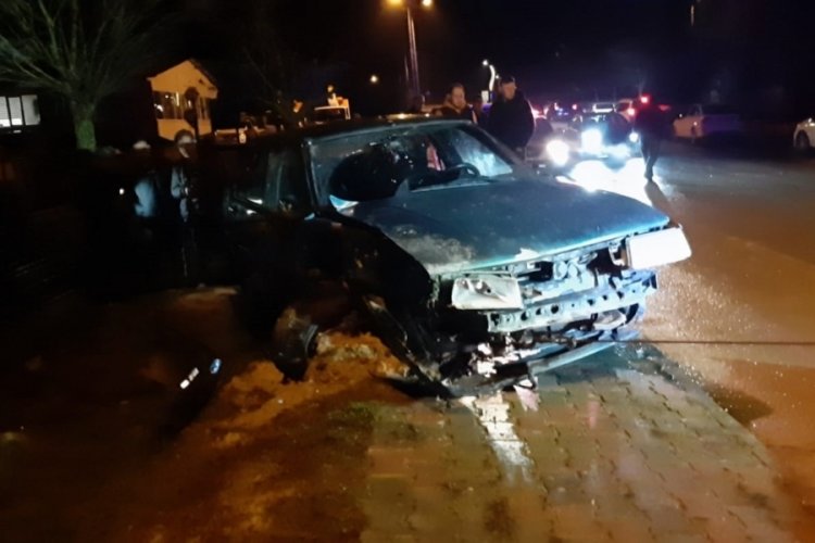 Bolu'da kontrolden &ccedil;ıkan otomobil yan yattı
