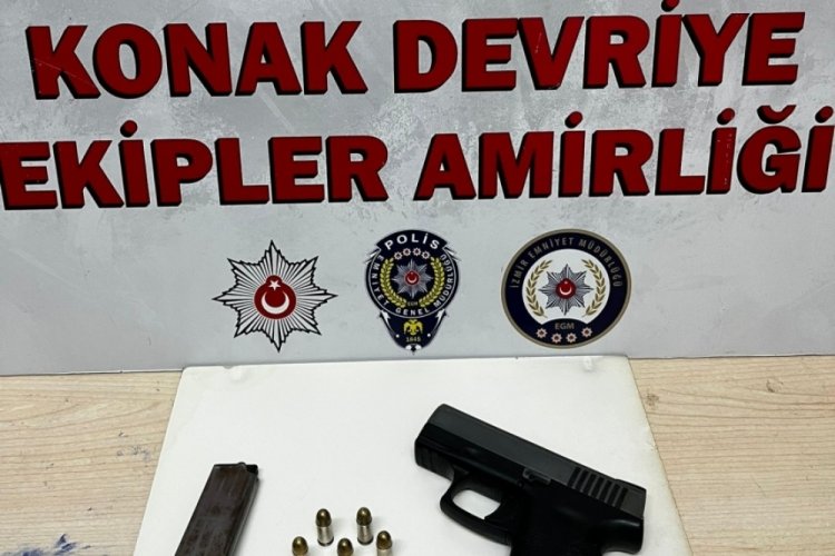 İzmir'de polisten zehir tacirlerine baskın: 4 g&ouml;zaltı