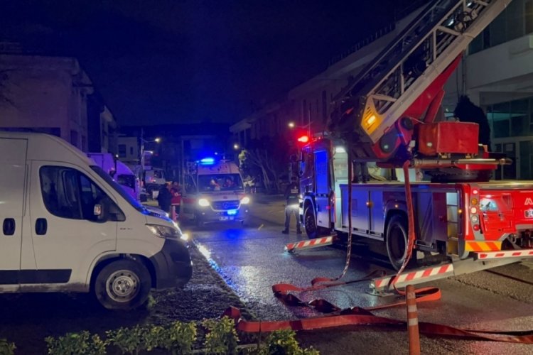 İstanbul'da Sanayi Sitesi'nde yangın! 1 iş&ccedil;i dumandan etkilendi