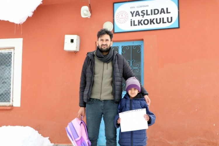 Van'da 2 derslikli okulun tek &ouml;ğrencisi karnesini aldı
