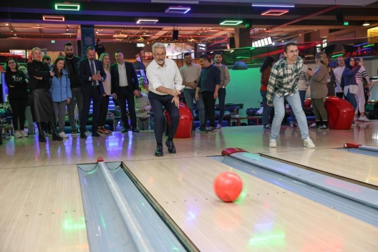 Bursa'da Nil&uuml;fer Belediyesi &ccedil;alışanları i&ccedil;in bowling turnuvası d&uuml;zenledi