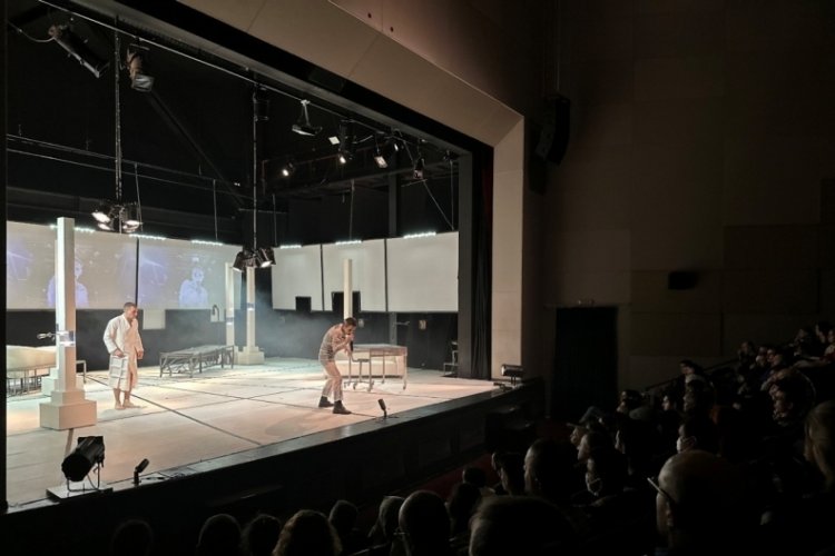 Bursa'da '1984' oyunu rehabilite hizmeti alanlar i&ccedil;in sergilendi