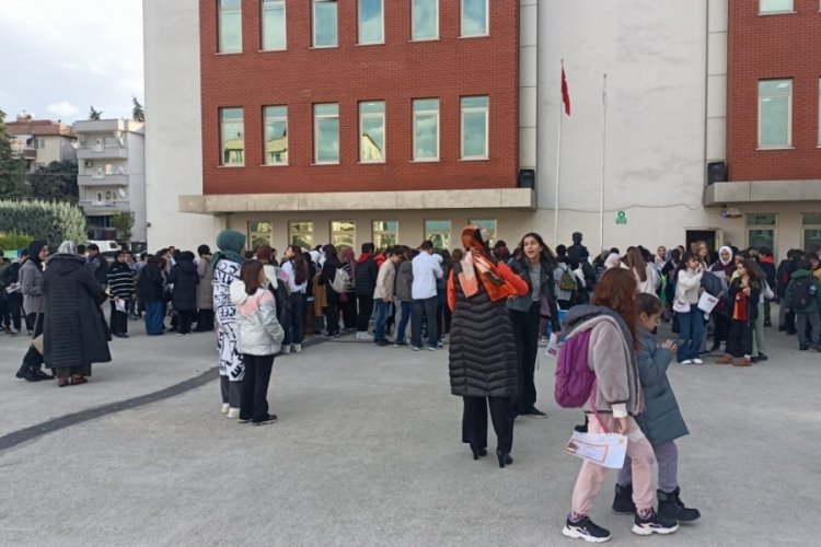 Bursa'da &ouml;ğrenciler karnelerini aldı!