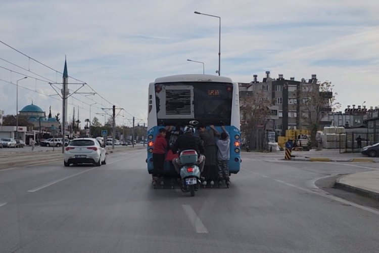 Antalya'da patenli 4 &ccedil;ocuk, otob&uuml;se tutunarak yolculuk yaptı!