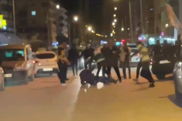 Bursa'da yol verme kavgası! Sokağı ringe &ccedil;evirdiler