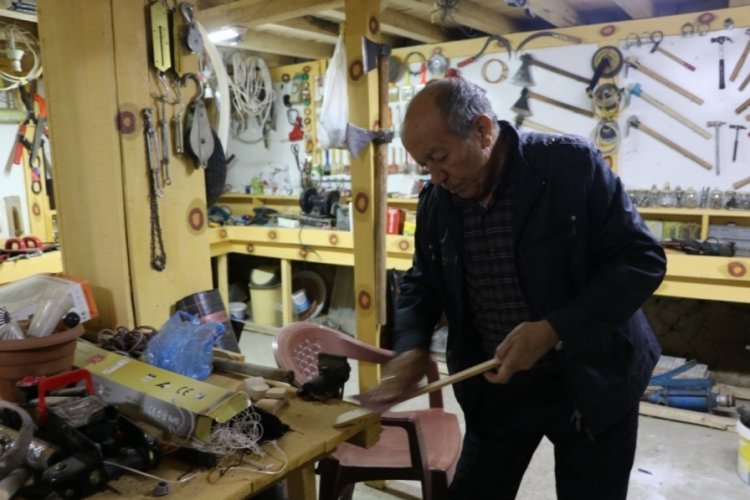 Afyonkarahisar'da 73 yaşındaki vatandaş &uuml;rettiklerini satarak k&ouml;y&uuml;n&uuml;n ihtiya&ccedil;larını karşılıyor