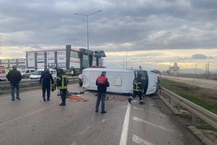 Amasya'da kargo minib&uuml;s&uuml; ref&uuml;je &ccedil;arpıp devrildi! S&uuml;r&uuml;c&uuml; &ouml;ld&uuml;