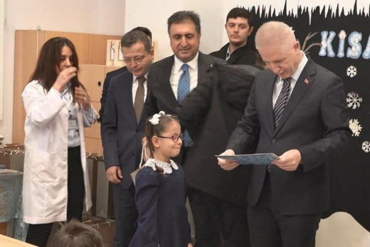 İstanbul Valisi G&uuml;l &ccedil;ocuklarla sohbet etti, karnelerini dağıttı