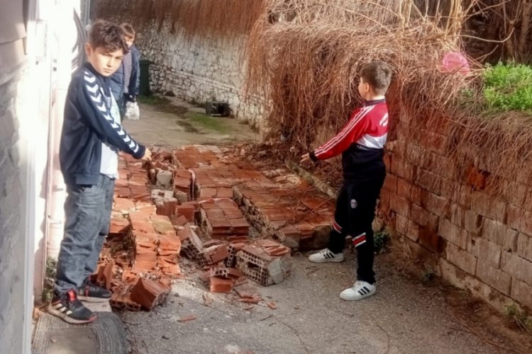 Bursa'da &ccedil;ocuklar oyun oynarken duvar &ccedil;&ouml;kt&uuml;