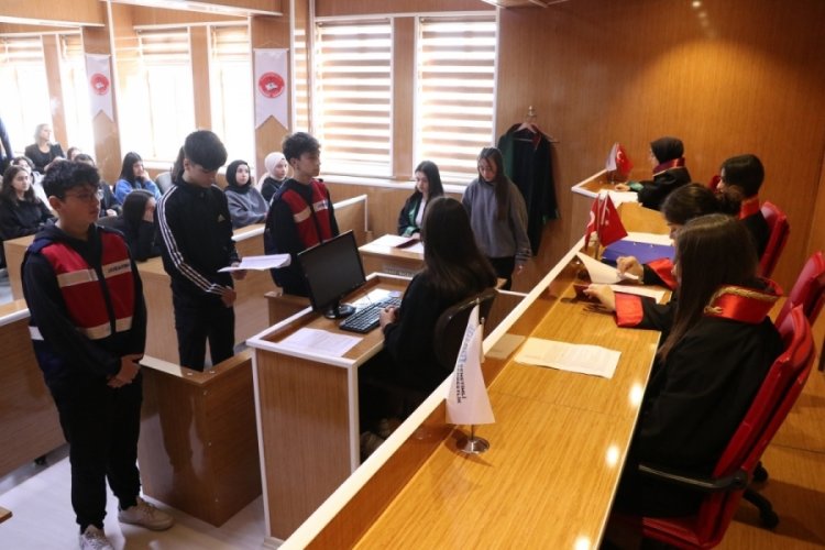 Bursa'da bu lise zabıt katibi ve infaz koruma memuru adayı yetiştiriyor