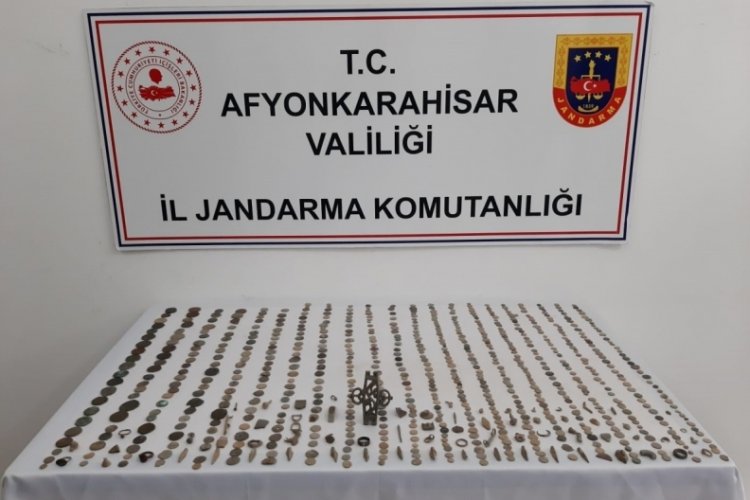 Afyonkarahisar'da mezarlık iş&ccedil;isinin evinden &ccedil;ıkanlar hayrete d&uuml;ş&uuml;rd&uuml;