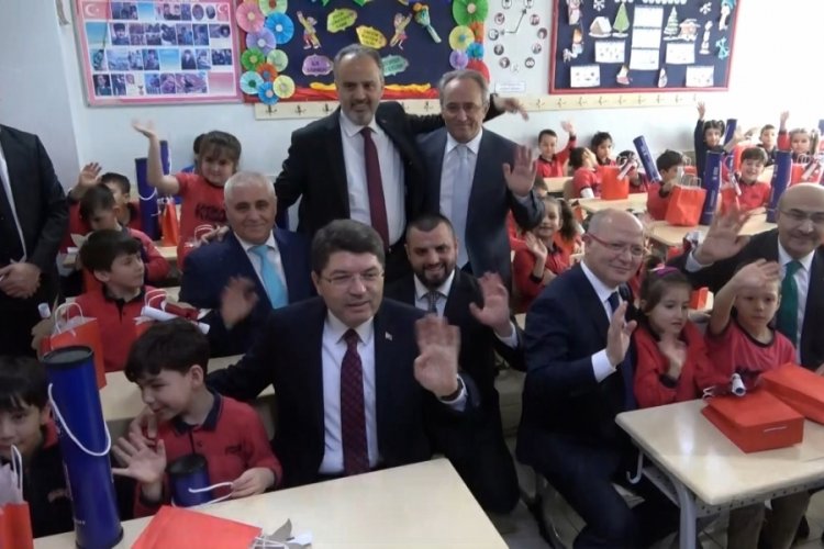 Bakan Tun&ccedil; Bursa'da &ouml;ğrencilere karne ve hediye dağıttı