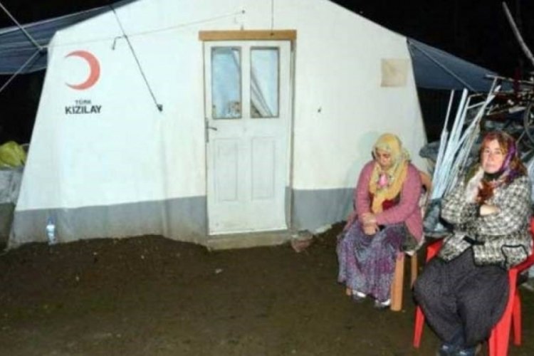 Haluk Levent ve Hasan Can Kaya s&ouml;z&uuml;n&uuml; tuttu, depremzede şehit ailesi evine kavuştu