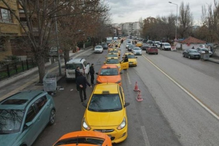 Taksiciler taksimetre &uuml;cretlerini g&uuml;ncellemek i&ccedil;in uzun sıralar oluşturdu