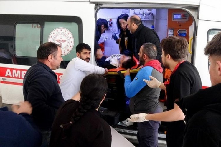 Liselilerin omuz atma kavgası! 1 &ouml;ğrenci yaralandı