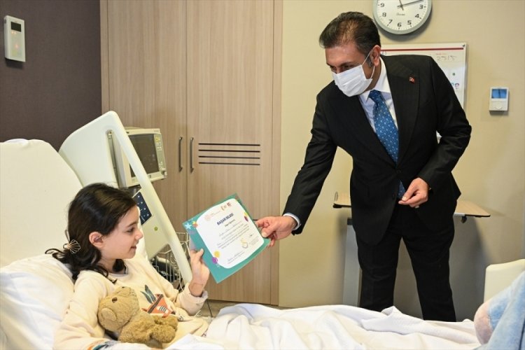 Hastane sınıflarında eğitim g&ouml;ren &ouml;ğrenciler karnelerini aldı