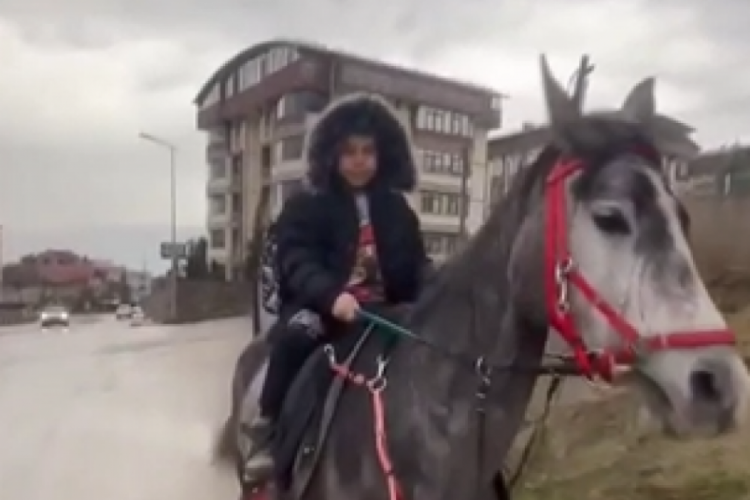 Karab&uuml;k'te karne g&uuml;n&uuml;nde renkli g&ouml;r&uuml;nt&uuml;ler: Karnesini almaya at &uuml;st&uuml;nde geldi