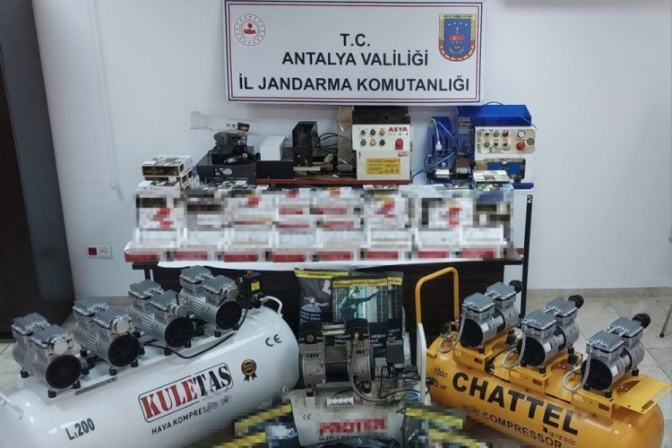 Evde ka&ccedil;ak sigara &uuml;retip satan 2 kişi yakalandı