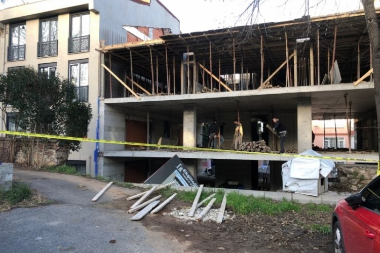 İstanbul &Uuml;sk&uuml;dar'da taş duvar &ccedil;&ouml;kt&uuml;: 2 yaralı