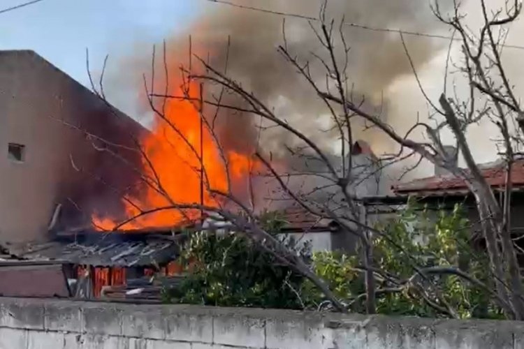 İzmir'de m&uuml;stakil ev yangını