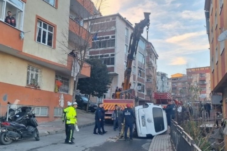 İstanbul'da freni boşalan minib&uuml;s &ccedil;ocuğa &ccedil;arpıp apartman boşluğuna u&ccedil;tu