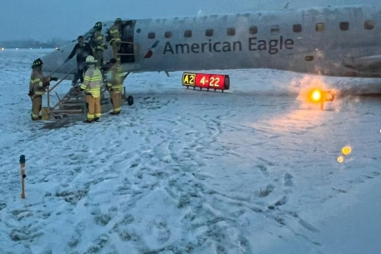 ABD'de karlı havada iniş yapan u&ccedil;ak pistte kaydı